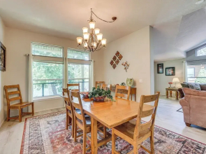 Waterfront Shady Cove Home w/ Fishing Deck!