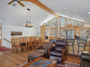 2 Sarazen Home with Hot Tub and BBQ on the Deck, Close to Woodlands Golf Course by RedAwning
