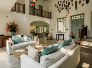 Beautifully Renovated Family Village House Within Walking Distance To The Beach