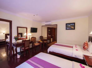 Smiling Deluxe Hotel