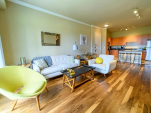 1BR Executive Suite With Pool, Gym & Fast Wi-Fi By ENVITAE