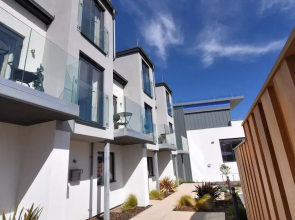 3 Grove Mews