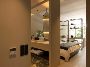 Olea Vouliagmeni Suite