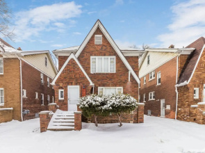 Great 6 Bedroom Peaceful Family Retreat in the University District