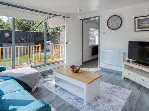 Cedars Lodge - Hot Tub - Penally - Tenby