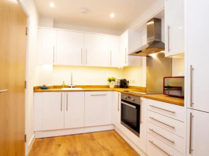 Modern Oxford Apartment + King Size Bed!