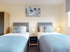 Basildon - 2 Bed Flat - Sleeps 5 - Near Station