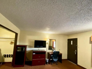 Super 8 by Wyndham Shawnee