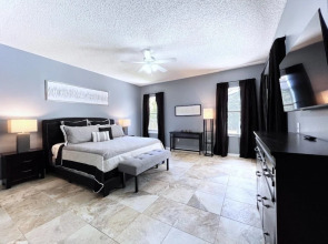 Privacy 4 Bed 3 Bath Pool Home With Spa 4 Bedroom Home by RedAwning