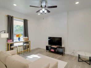 Walk to Churchill Downs: Central Louisville Home!
