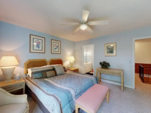 Condo With Central AC, Washer/dryer, Shared Outdoor Pool, & On-site Golf