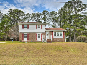 Jacksonville Getaway ~ 4 Mi to Downtown!