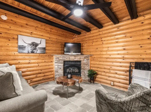 Luxe Lodge 1 Bedroom Home by Redawning