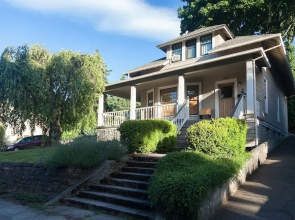 Cascade Chic 3 Bedroom Home by RedAwning