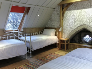 Lumely Fee Bunkhouse