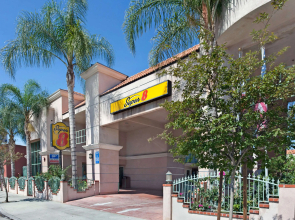 Super 8 by Wyndham North Hollywood