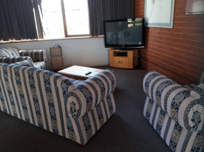 Moe Motor Inn