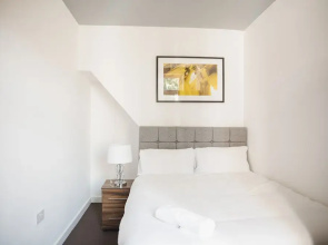 Room in Guest Room - Large Double Room in Leicester