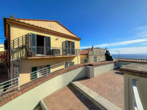 Apartment in the main square of Capoliveri with sea view-In Piazza Vista Mare
