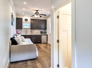 Central & Cozy Houston Studio - Pets Welcome!