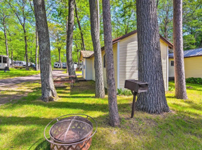 Stone Lake Cabin: Grill & Access to Fishing!