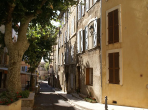 Detached Holiday Home Near the Truffle Capital of Aups, With a Shared Swimming Pool