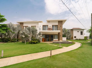 7 Guests 2 Br Private Jacuzzi Shared Pool
