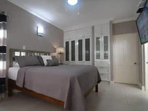 Secluded Ravinia Gem in Kingston 6
