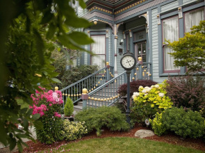 C'est La Vie Inn