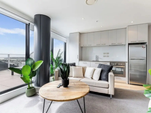 Pool, Gym & Modern 2BR Sky Tower View Zodiak Stays