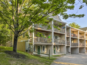 Lake Getaway: Walk Across Street to Private Beach!