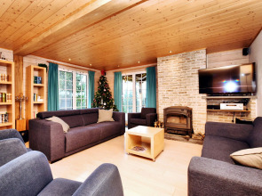 Cozy & Luxurious Chalet with Sauna, Hot Tub, Large Garden, Covered Terrace