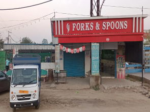 OYO HOME 84041 Hotel Friontier