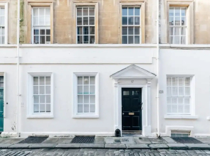 Modern Stylish Central Bath Apartment