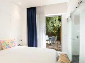 Sea Side by Zvieli Hotels