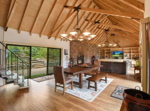 Villa Montagna Lodge 5 Bedroom Home by Redawning