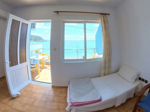 Blue House Beach Apartment - Sleeps 4 & Balcony