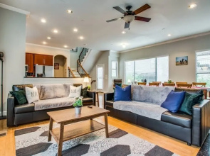 2 Huge Townhouses in Oak Lawn PERFECT for groups