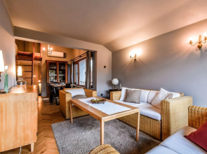 FM Luxury 3-BDR Apartment - 3 Levelled Home