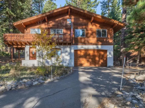 Wolf s Lair by Avantstay Swiss Chalet w Private Hot Tub Access to Northstar Resort Community