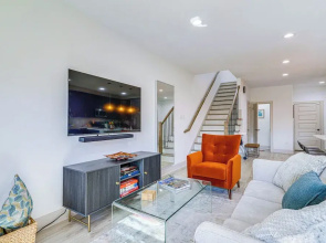 Modern Houston Retreat w/ Patio, 11 Mi to Dtwn