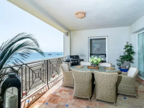 Lap- 3 bed Apartment on the Beach. Families Only