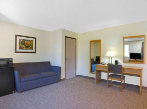 Super 8 by Wyndham Lewisburg