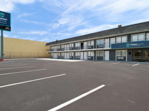 Clarion Pointe Ridgecrest near China Lake Naval Station (ex. Motel 6 Ridgecrest) 