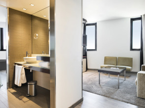 Отель Barcelona Condal Mar Affiliated by Meliá