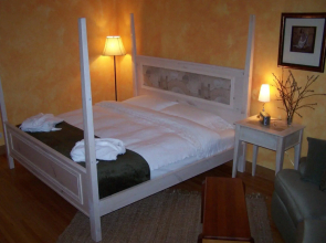 Artisan Upstairs Guesthouse