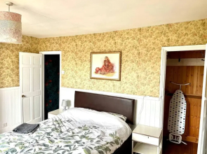 Inviting 4-bed House Near Heathrow w/ Fireplace