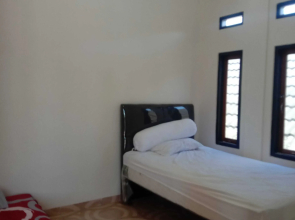 EXPRESS O 91722 Home Stay Dan Sewa Mobil Jhon's Family