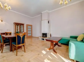 3 City Apartments - Emily