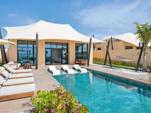 Bab Al Nojoum Hudayriyat Villas